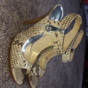 Michael Kors 7 M leather upper heels